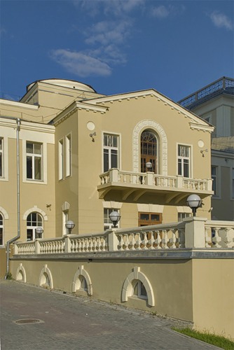 фасад с ризалитом